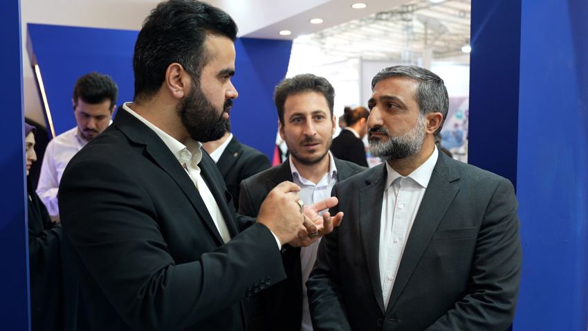 بازدید معاون وزیر صمت از غرفه پردیس هوش مصنوعی و نوآوری دیجیتال ایران